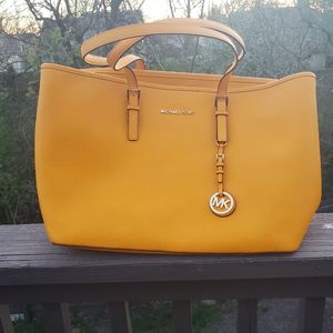 Michael Kors Multifunctional Jet Set Tote